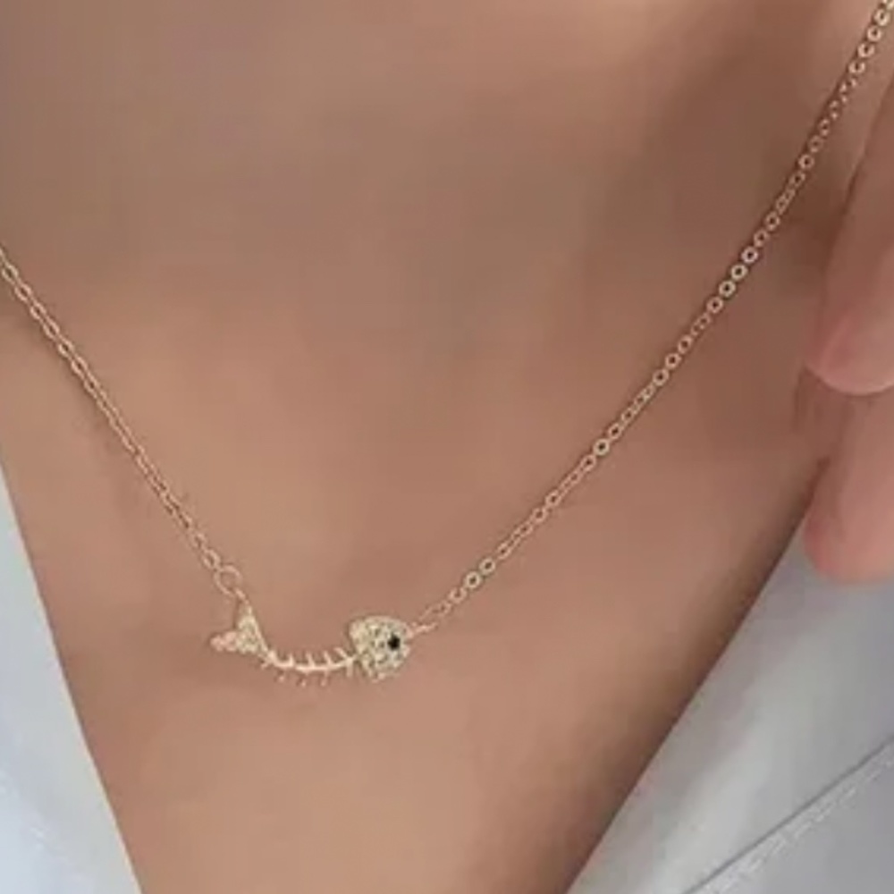 NWT BEAUTIFUL GLD DAINTY FISH NECKLACE - Picture 3 of 4
